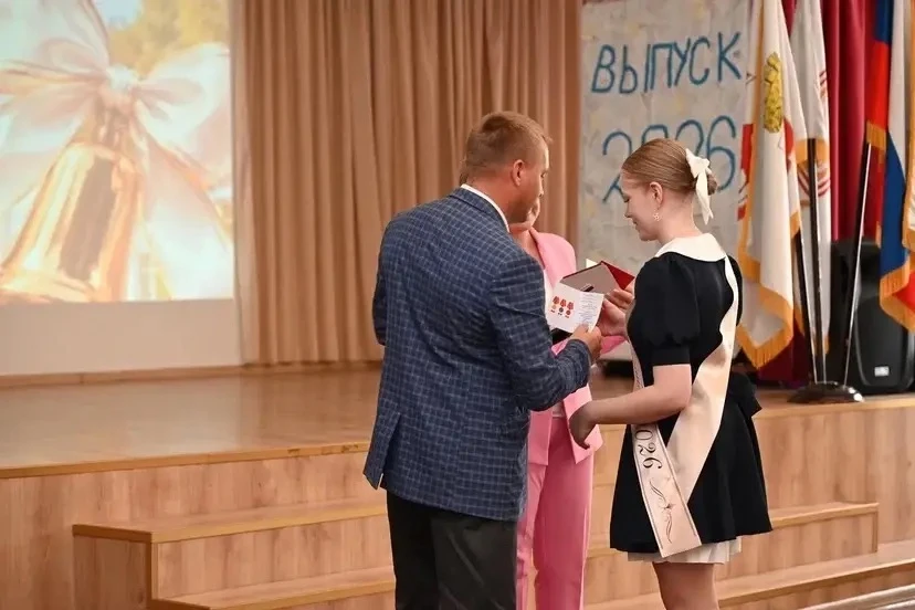 В нашей школе учатся Герои!  25–26 мая на линейках вручили награды тем, кто доказывает: герои живут 
