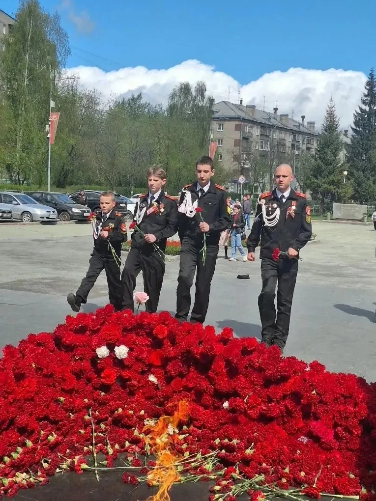 📢В День Победы 🇷🇺 кадеты 9‑го класса приняли участие в церемонии возложения цветов �...