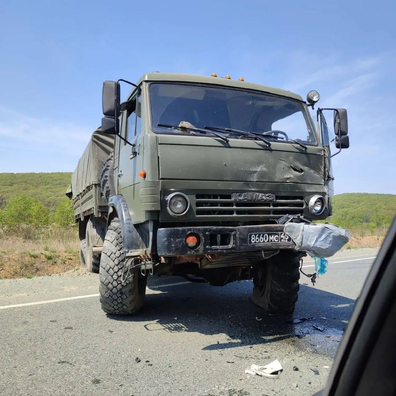 Погиб при обгоне: Toyota Prado лоб в лоб ушла под КамАЗ на трассе «Находка — Артём».   Внедорожник п