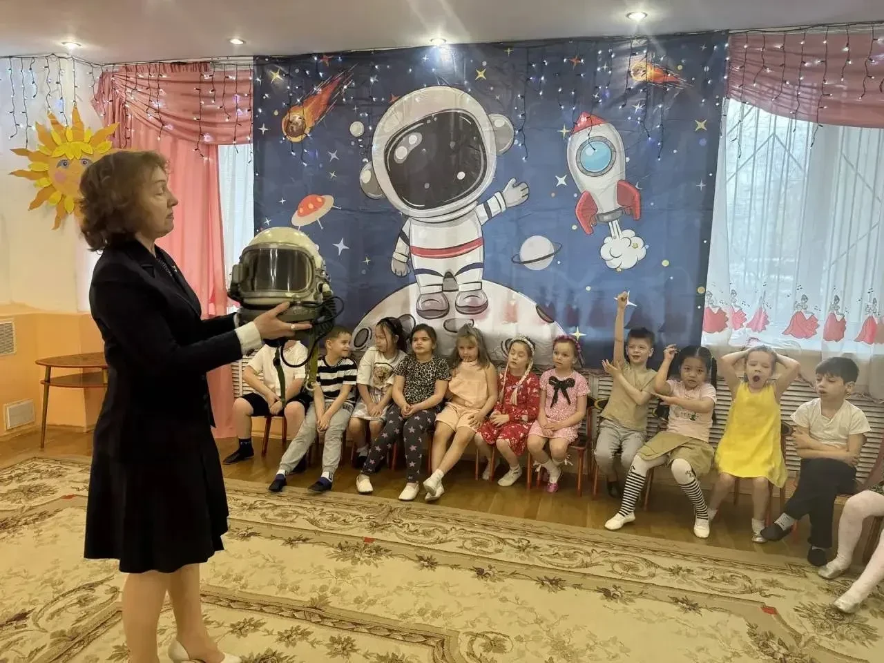 ДЕТСВО В ФОКУСЕ🎥  🧑‍🚀 На прошлой неделе в дошкольных отделениях нашей школы прошли яркие и познавате