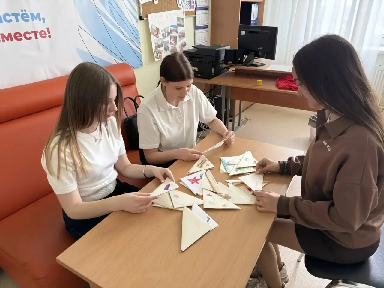 В нашей школе была организована благотворительная акция "Посылка солдату". Это патриотическая инициа