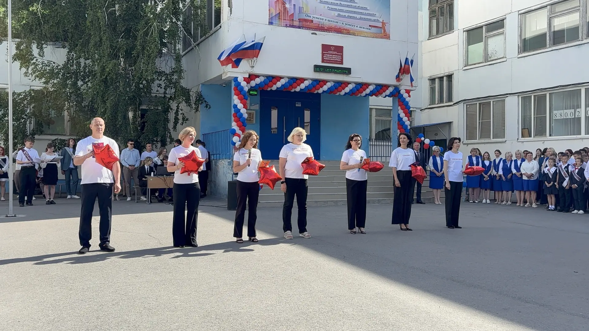 Сегодня в нашей школе прошла долгожданная и волнующая линейка Последнего звонка! 🎉  Это тот самый де