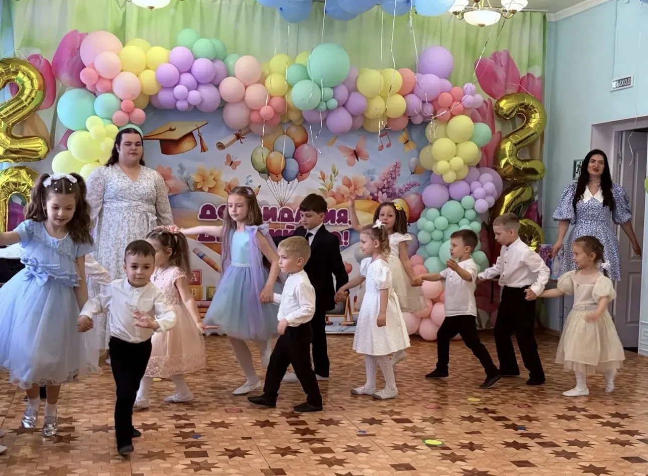 🎉✨ Волшебный день: выпускной в подготовительной группе №2! ✨🎉

В пятницу, 22 мая, в нашем детском 
