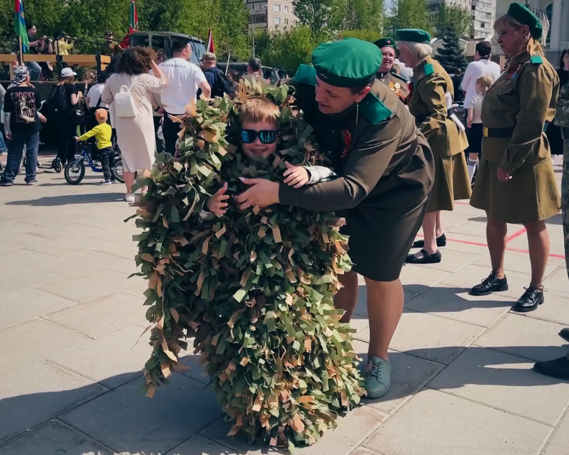 На площади 400-летия Тюмени развернулась очень увлекательная выставка.   Военно-патриотические экспо