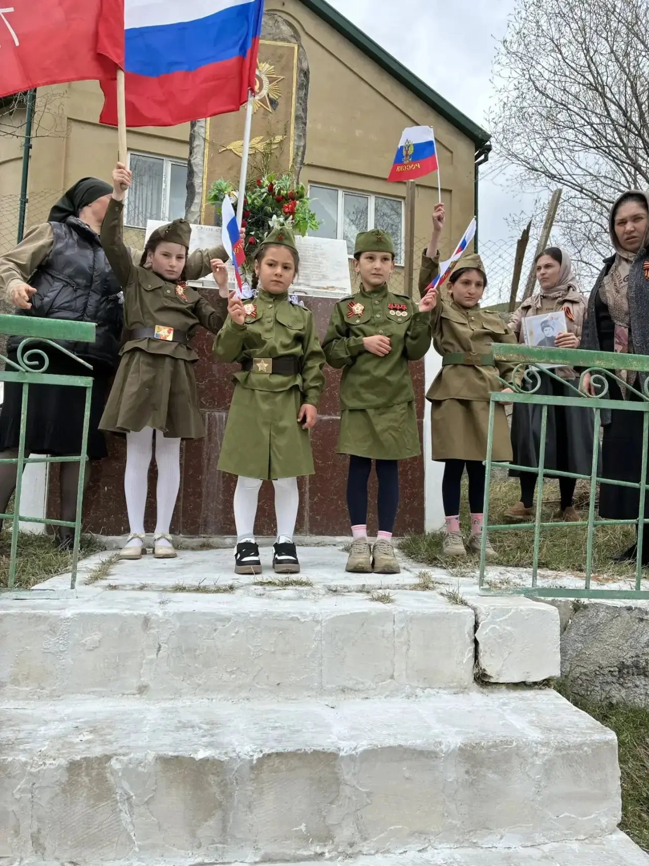 🎗️Накануне 9 мая учащиеся нашей школы совершили шествие к монументу Победы в Великой О...