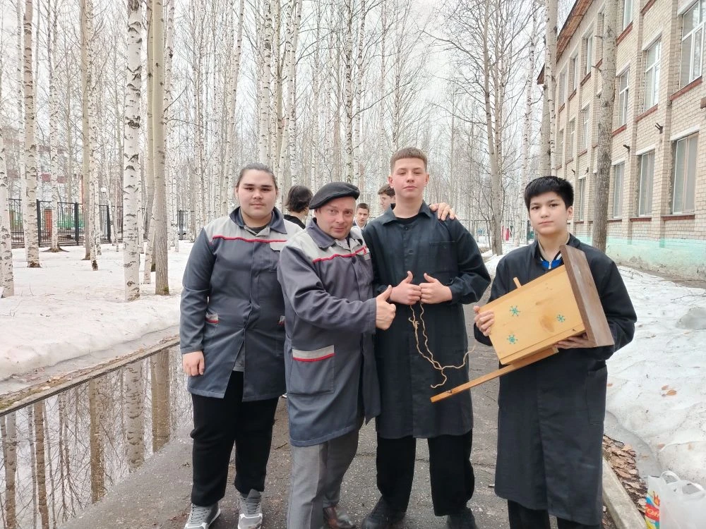 Встречаем перелетных птиц 🐦🐤  🙋‍♂️🙋‍♂️ Сегодня на нашем школьном дворе большое оживление. Ученики  8