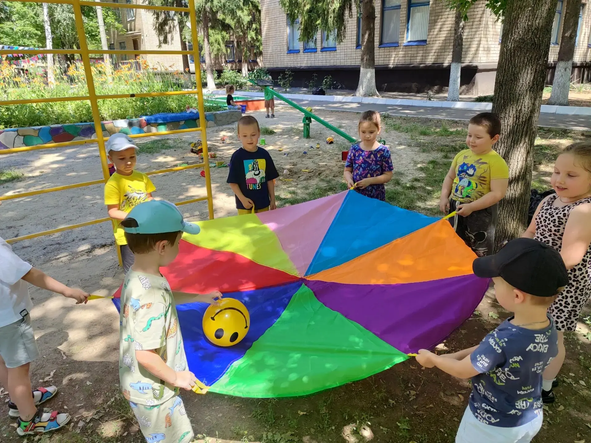 🌞 Лето — время для самых активных игр и весёлых прогулок! 

🏃‍♂️Летом на прогулке наши воспитанник