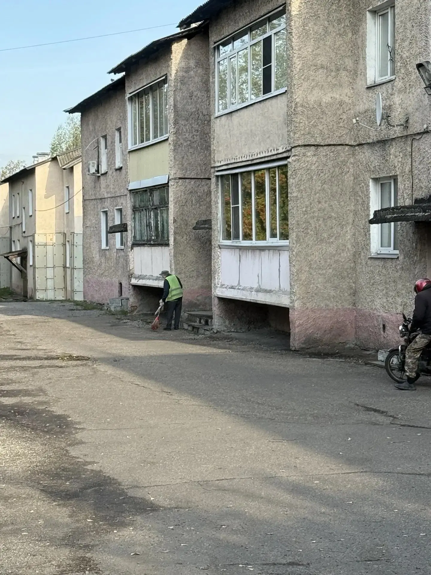 ул. Крылова,10 уборка придомовой территории