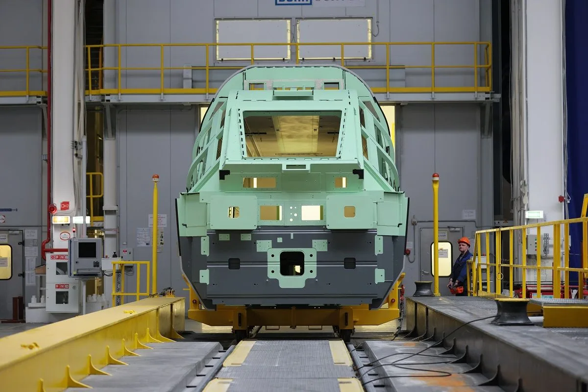 🚄На заводе «Уральские локомотивы» завершили окраску кузовов первых вагонов поезда для ВСМ  🖌️Окрашен