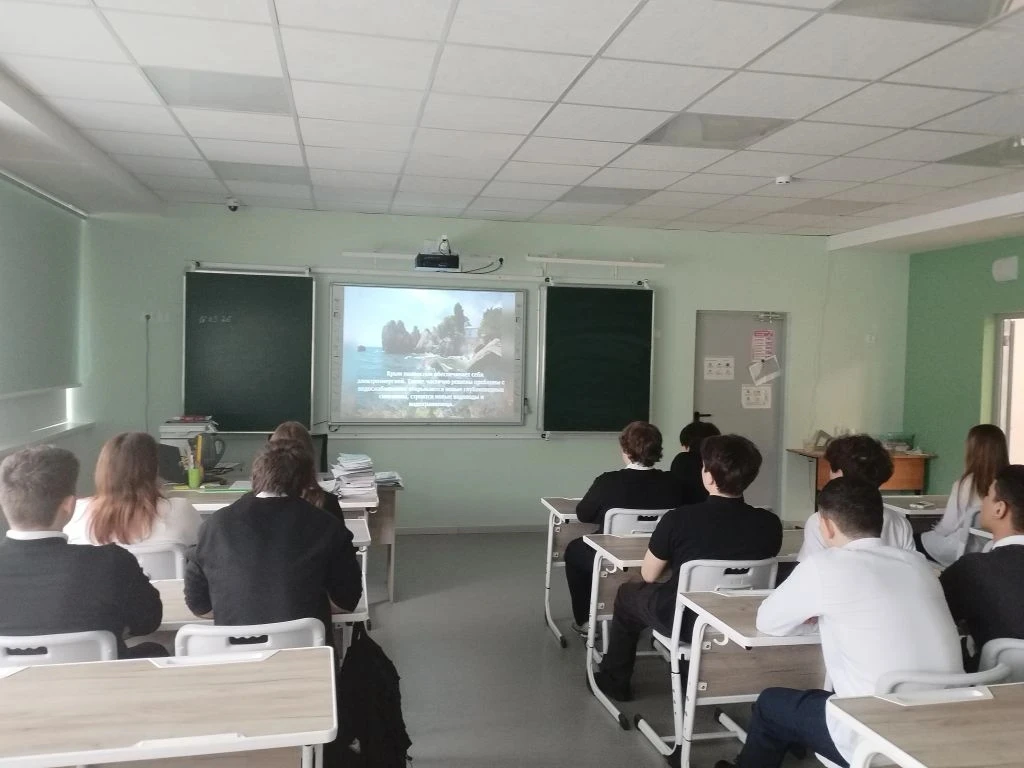 ⚡️ Крым и Россия: 12 лет единства! 🇷🇺  Сегодня в школе особенный день. На классных часах мы вспомина
