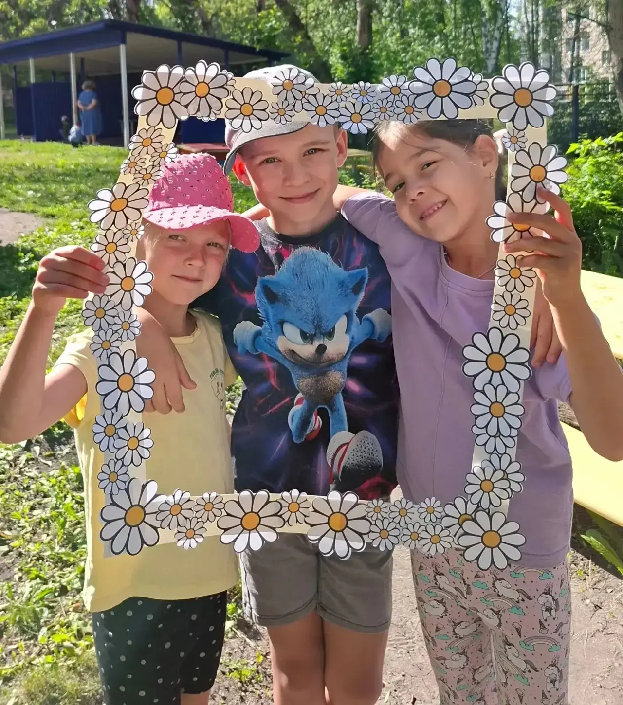 🌸Я ромашку на лугу
Отыскать всегда смогу:
В белом платьице она
И нарядна, и скромна.🌸
🌸Лето – пре