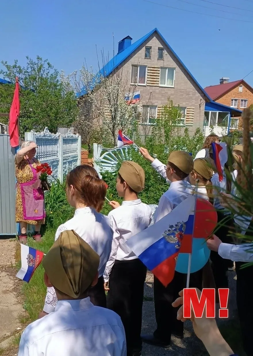 Волонтеры  школы п.Колос Марксовского района активисты "Движения первых" поздравили пожилых односель