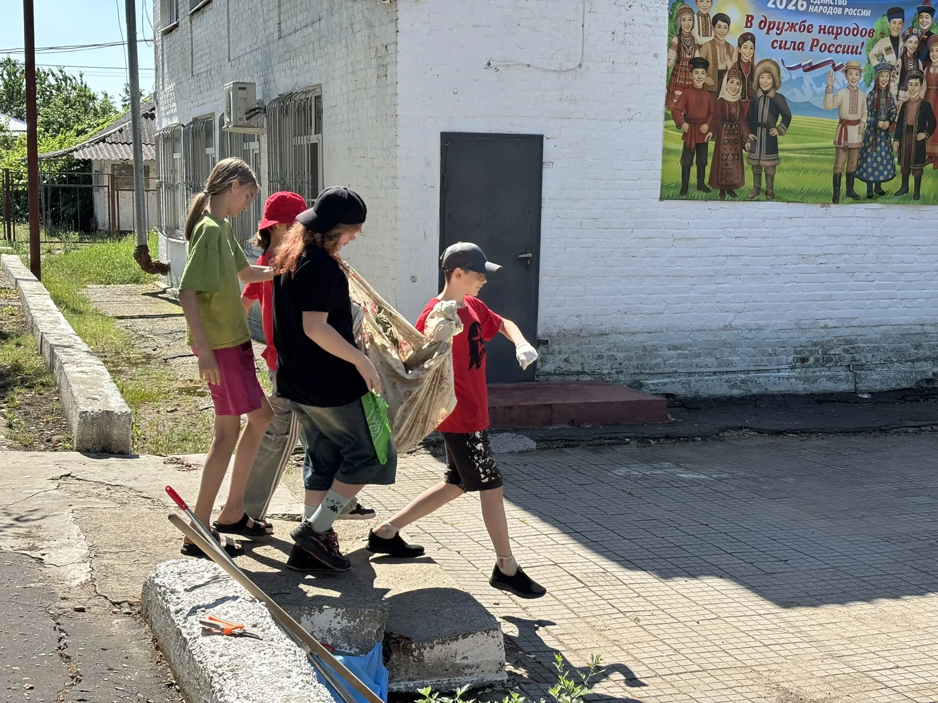 Выходим на тропу войны с мусором! 🚮

Забудьте про скучные учебники. Сегодня мы вооружаемся граблями