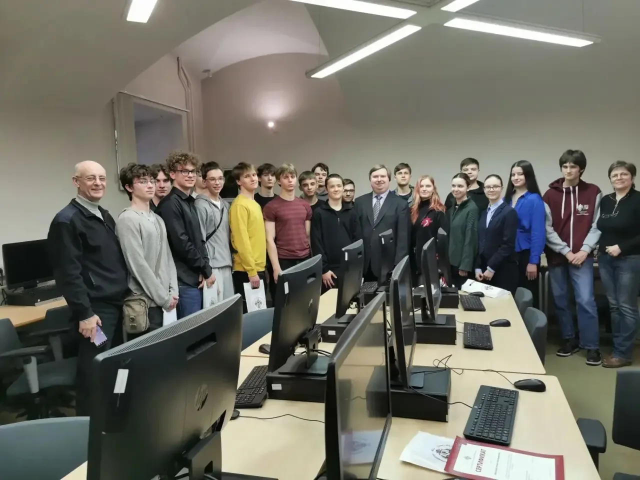 Поиск странных частиц в экспериментах на коллайдерах.   Наверное, сложно найти человека, который бы 