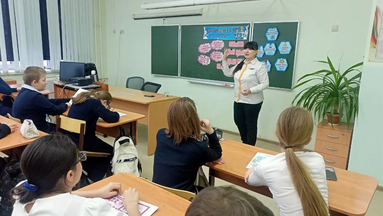 Утро понедельника в нашем лицее началось традиционно: торжественная церемония поднятия флага и испол
