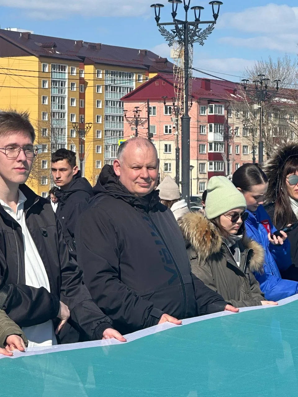 Студенты СахИЖТ вместе с молодежью острова поддержали патриотический флешмоб «Крым наш!»  18 марта 2
