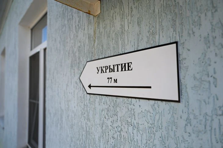 В Волжском проверяют готовность школ и детских садов к новому учебному году. Осматривая помещения, в