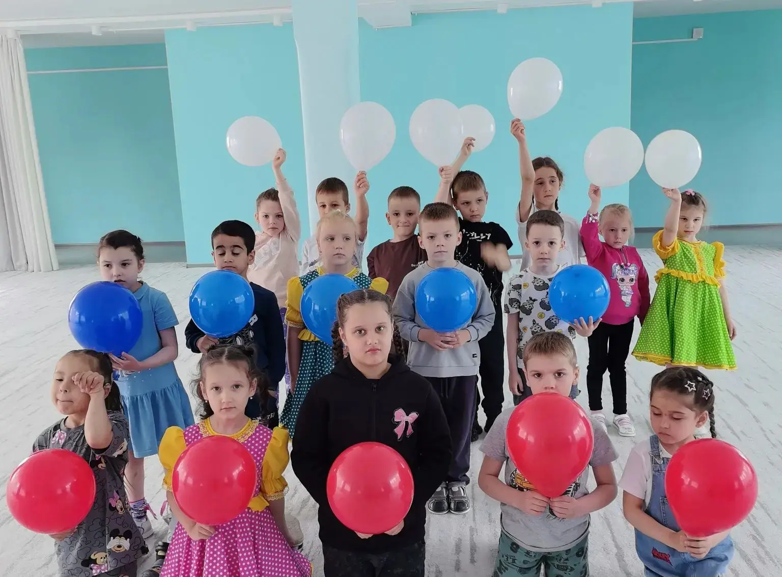 Накануне Дня России в группах "Сказка"  "Непоседы"  прошел тематический день, посвященный этому собы