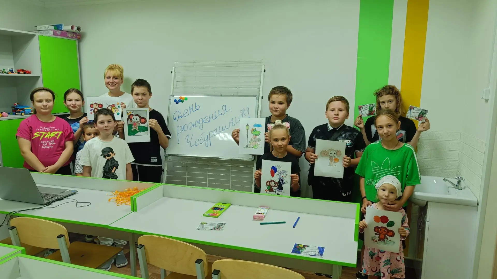 Чебурашка — один из самых любимых героев детства, знакомый не одному поколению.