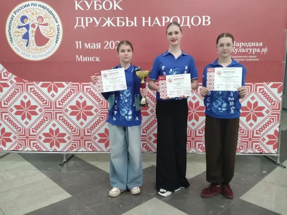 Учащиеся нашей школы — Сыреева Полина (5А), Холудеева Вероника (5Б) и Васянович Александра (8А), в с