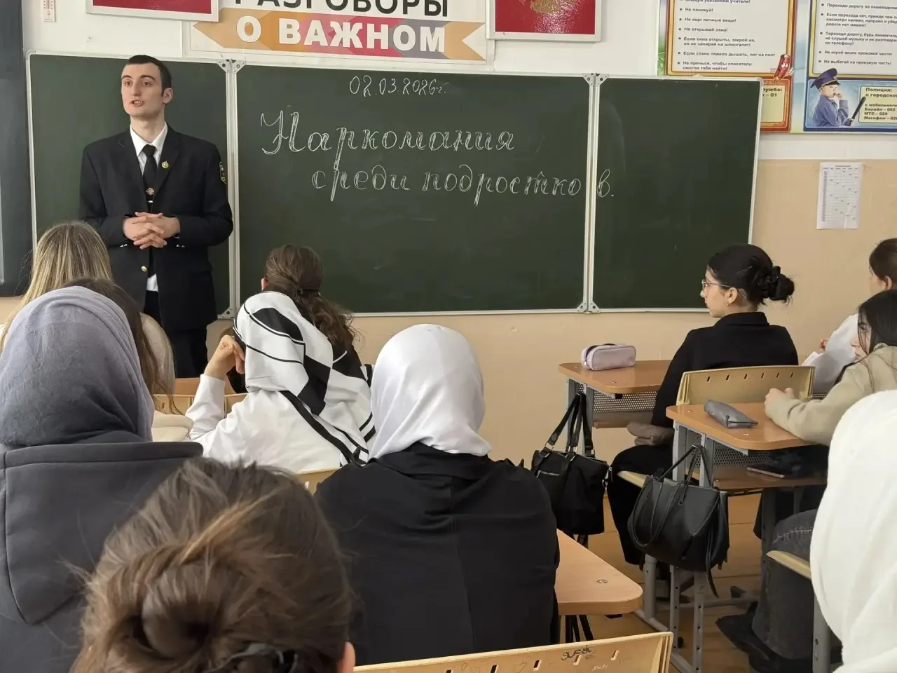 Свои среди своих: о важном без нотаций 🎓🚫  Вчера в нашей школе прошла необычная встреча. К нам приех