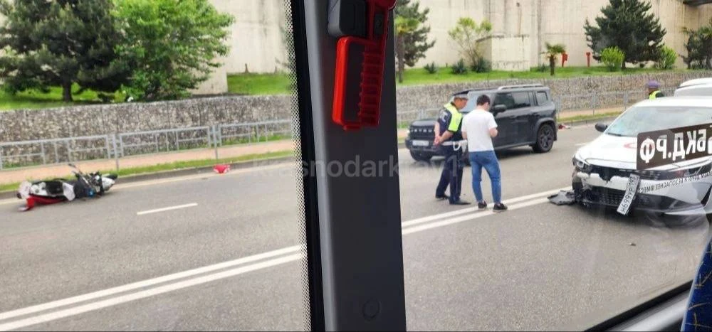 🚨Сочи, ДТП с участием мотоцикла.  По словам очевидцев, на месте работают сотрудники. По кадрам видно