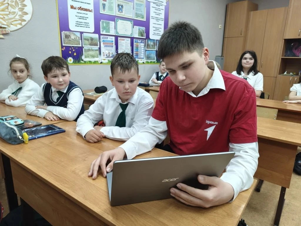 🚀 ГИМНАЗИЯ-ЭТО ИНТЕРЕСНО!  ✨ Космический диктант: активисты «Движения Первых» провели для орлят звёз