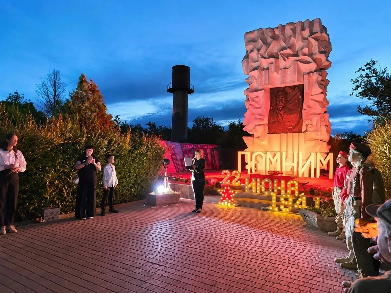🕯 Светлый Яр: «Свеча памяти» у стелы «Рубеж Сталинградской доблести»

Жители Светлоярского района п