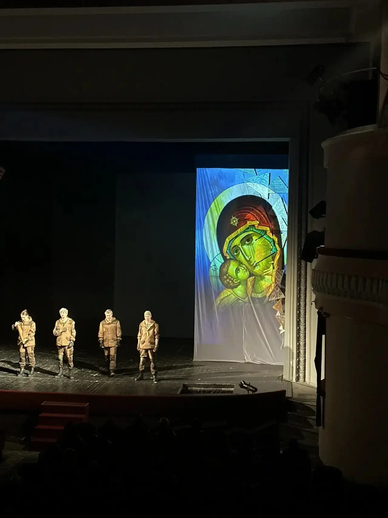 Литературный спектакль-реквием в Хабаровском краевом театре драмы «Говорят погибшие герои»  Студенты