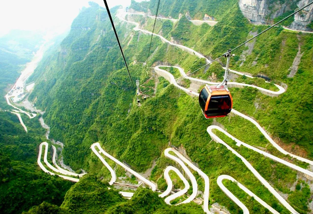 Гора Тяньмэнь, Китай 🇨🇳  🔹 Тяньмэнь или Тяньмэньшань - гора, расположенная неподалеку от города и па