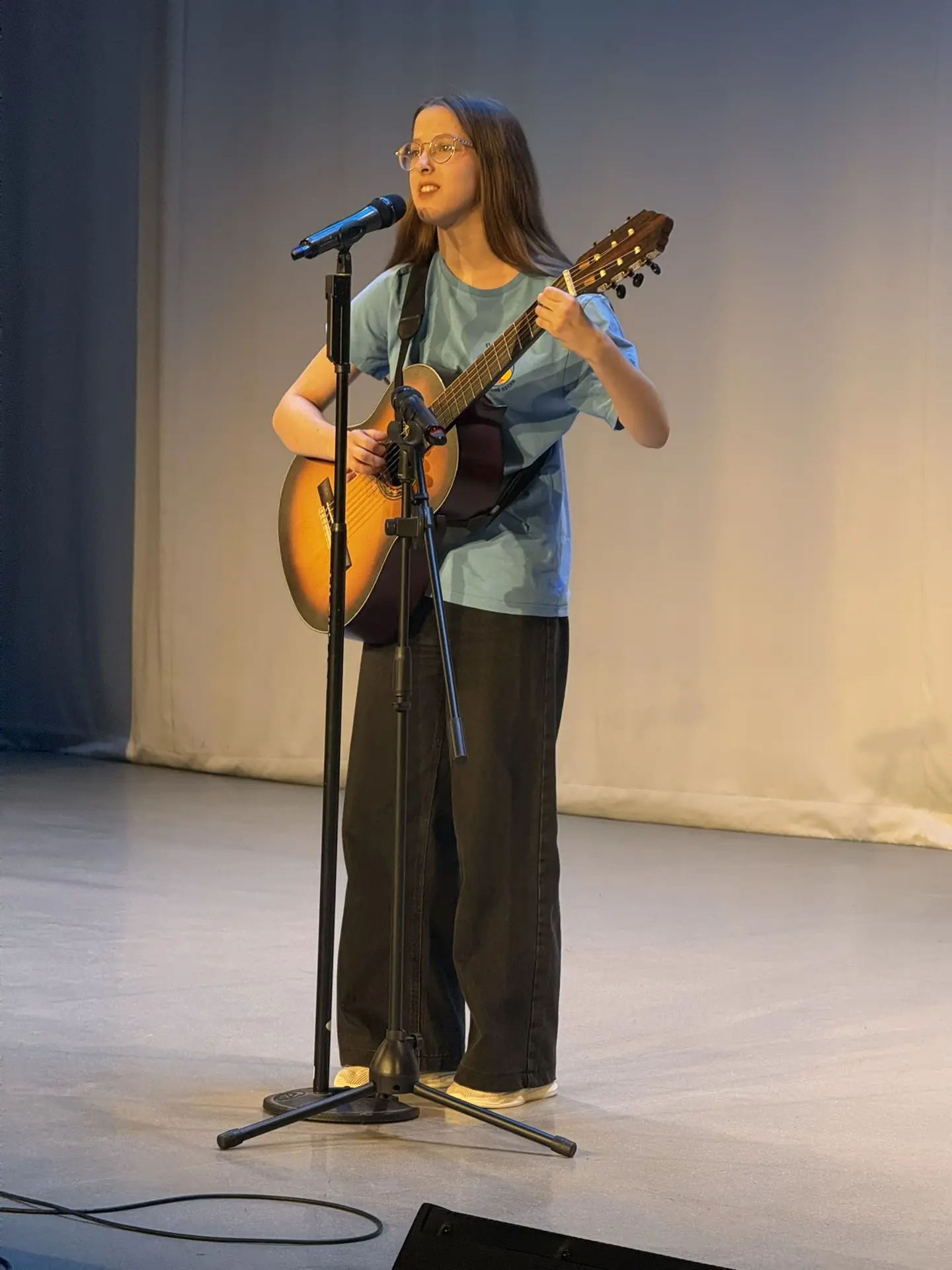 🎸Наши талантливые музыканты  Сегодня ученицы нашей школы, руководители СБОРа, Маша З., Люба М. и Саш