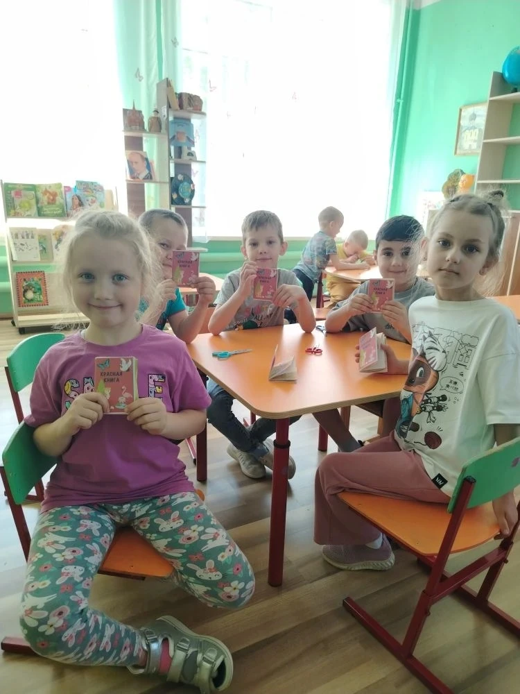 Природа – это всё, что окружает человека: воздух, вода, земля, растения и животные.