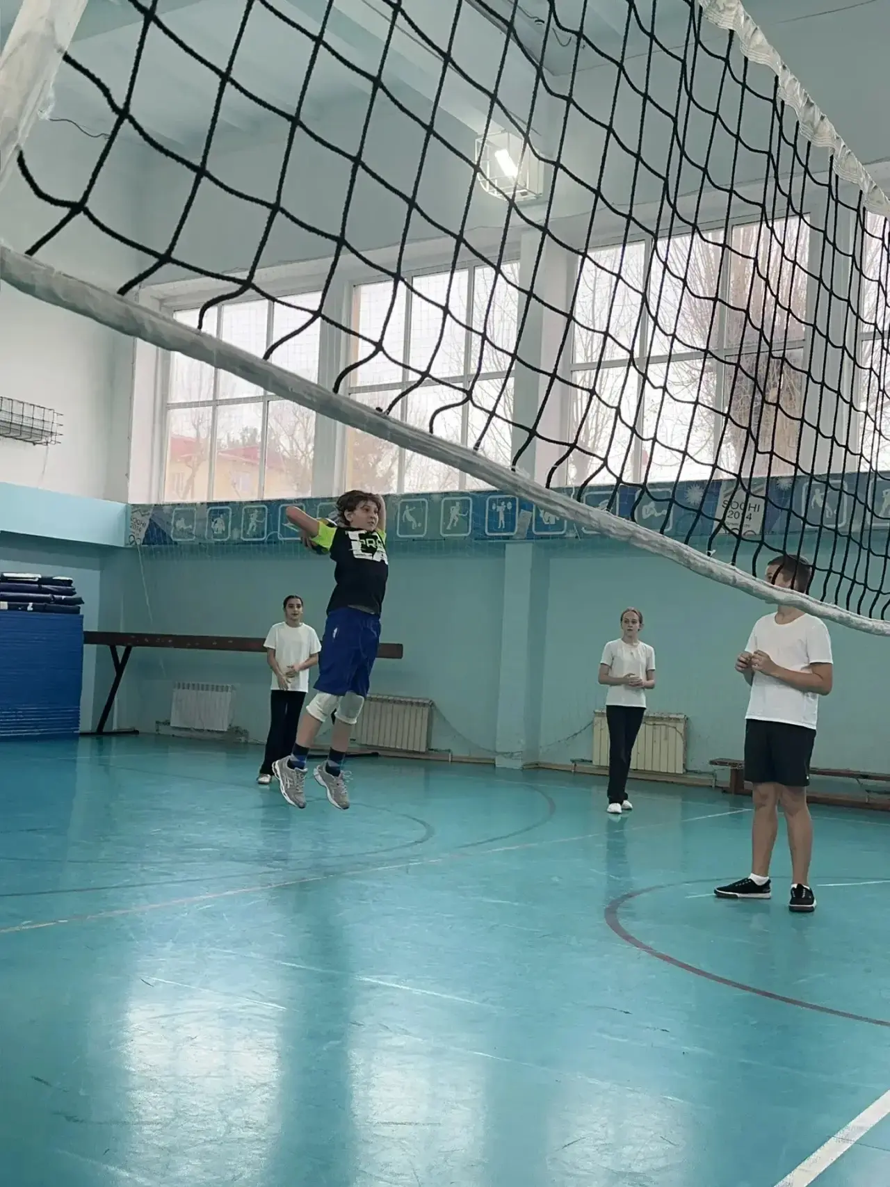 🏐 Сегодня, в первый день каникул, в нашей школе прошли соревнования по пионерболу среди учащихся 5-х