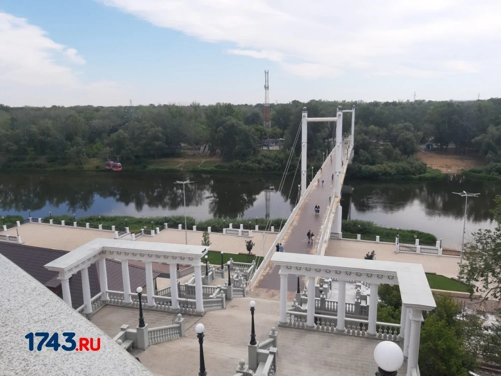 На набережной Оренбурга обновят главный пешеходный мост