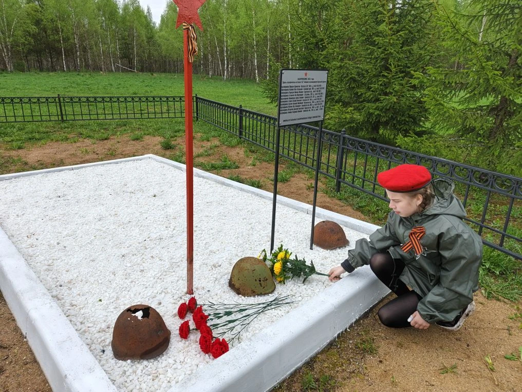 9 мая учащиеся школы, юные поисковики,  вместе со  своими старшими наставниками- поиско...