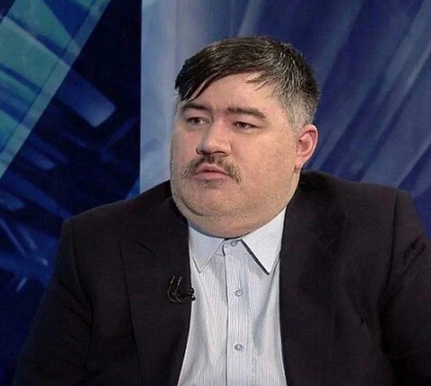С интересом немалым узнал, что сказочник Рожин зарабатывает в год 280 000 + долларов в ...