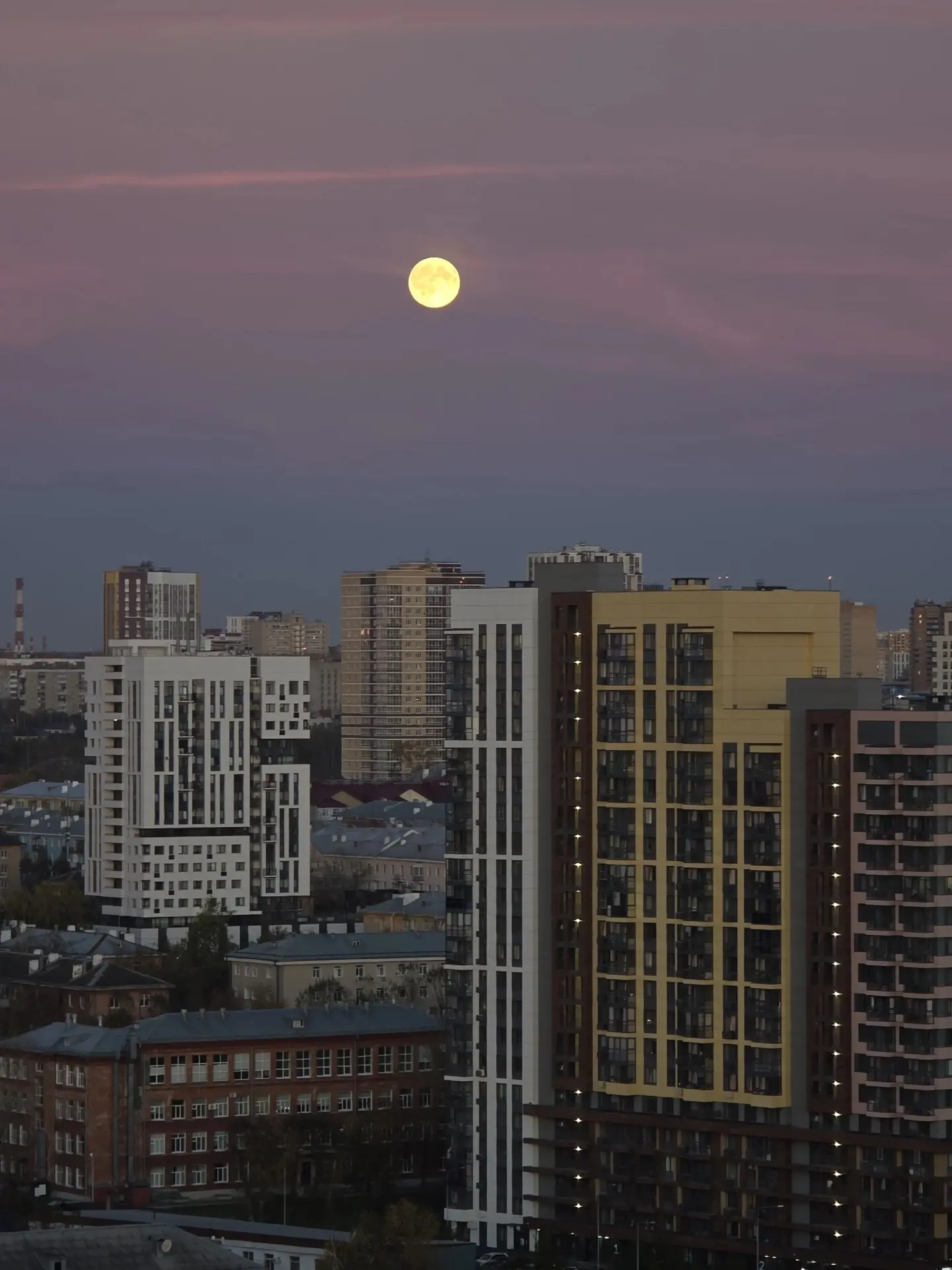 🌕 Луна в небе над городом