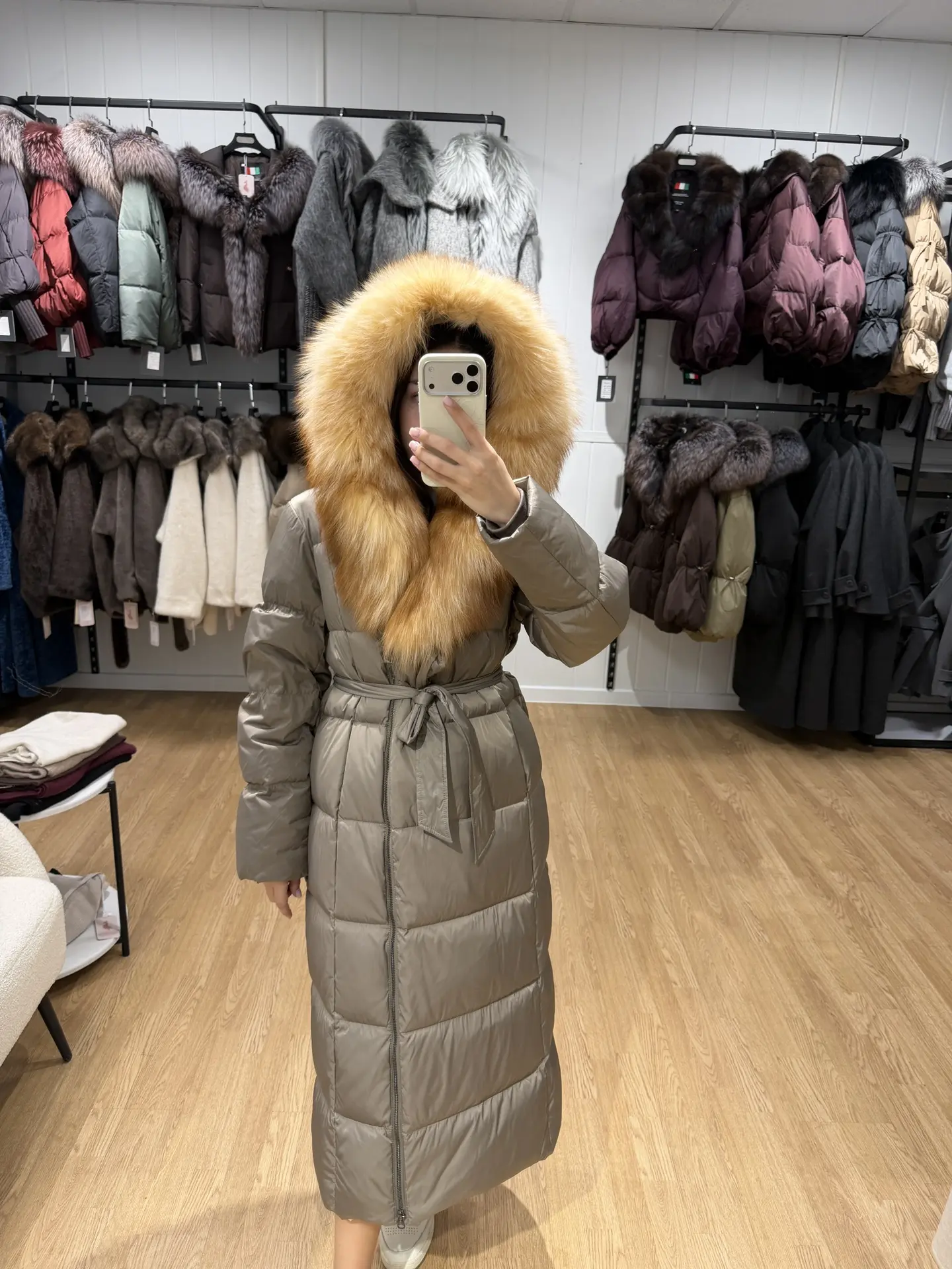 ЛИКВИДАЦИЯ 

Пуховик в длине 120 см с натуральным мехом лисы 
Размеры 46,50
Стоимость 17500₽ вместо 