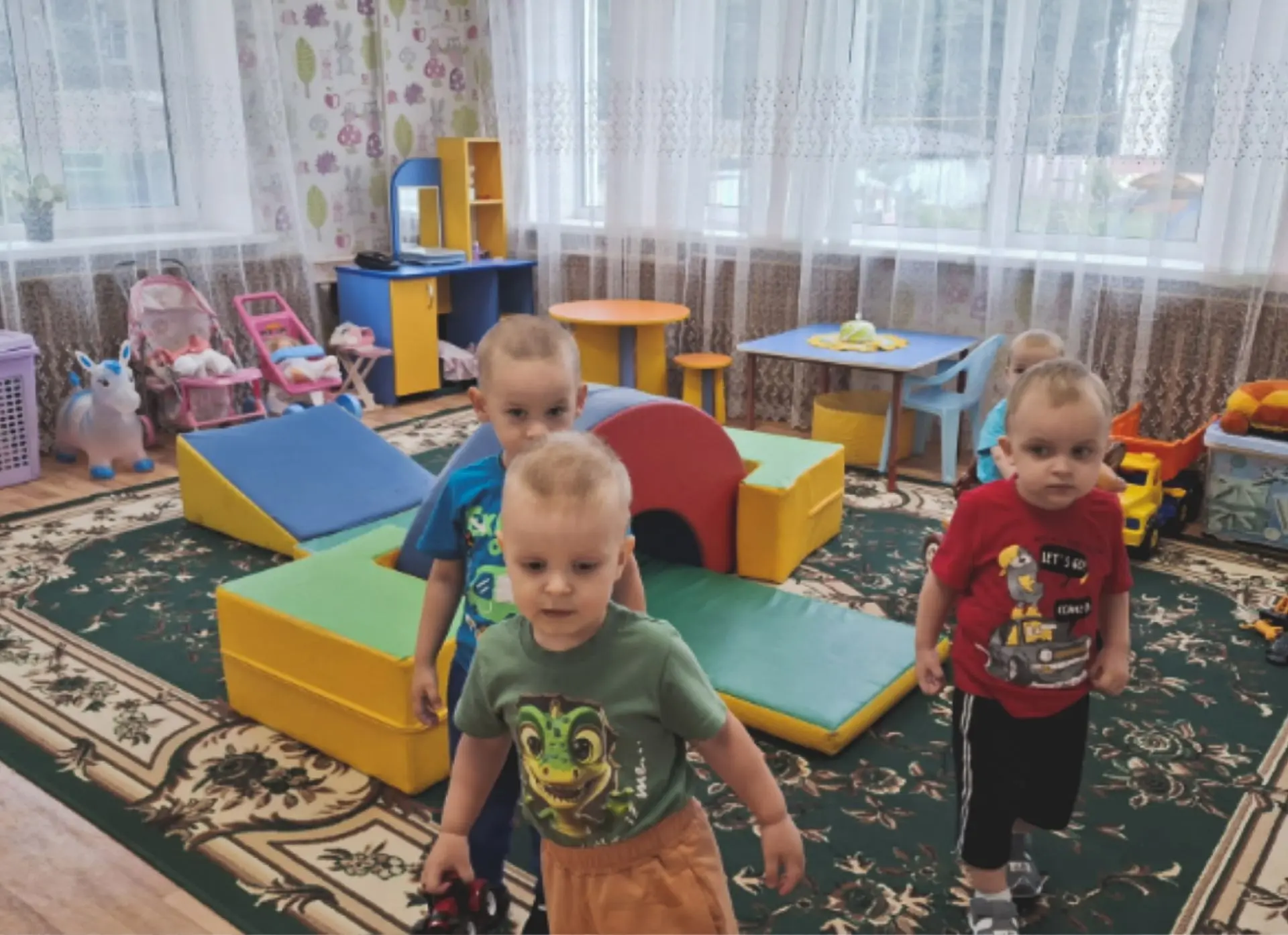 Игра «Найди игрушку» (или «Прятки с игрушкой») в 1 младшей группе учит воспитанников концентрировать
