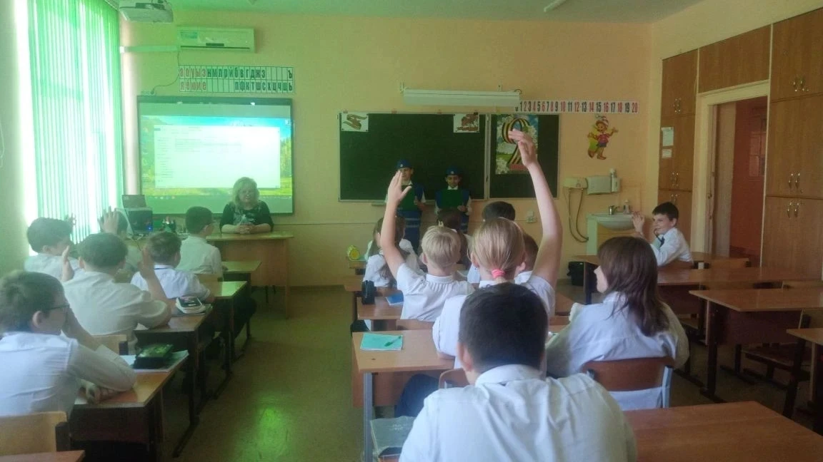 🦺В рамках Декады дорожной безопасности юные инспекторы движения нашей школы провели познавательную в