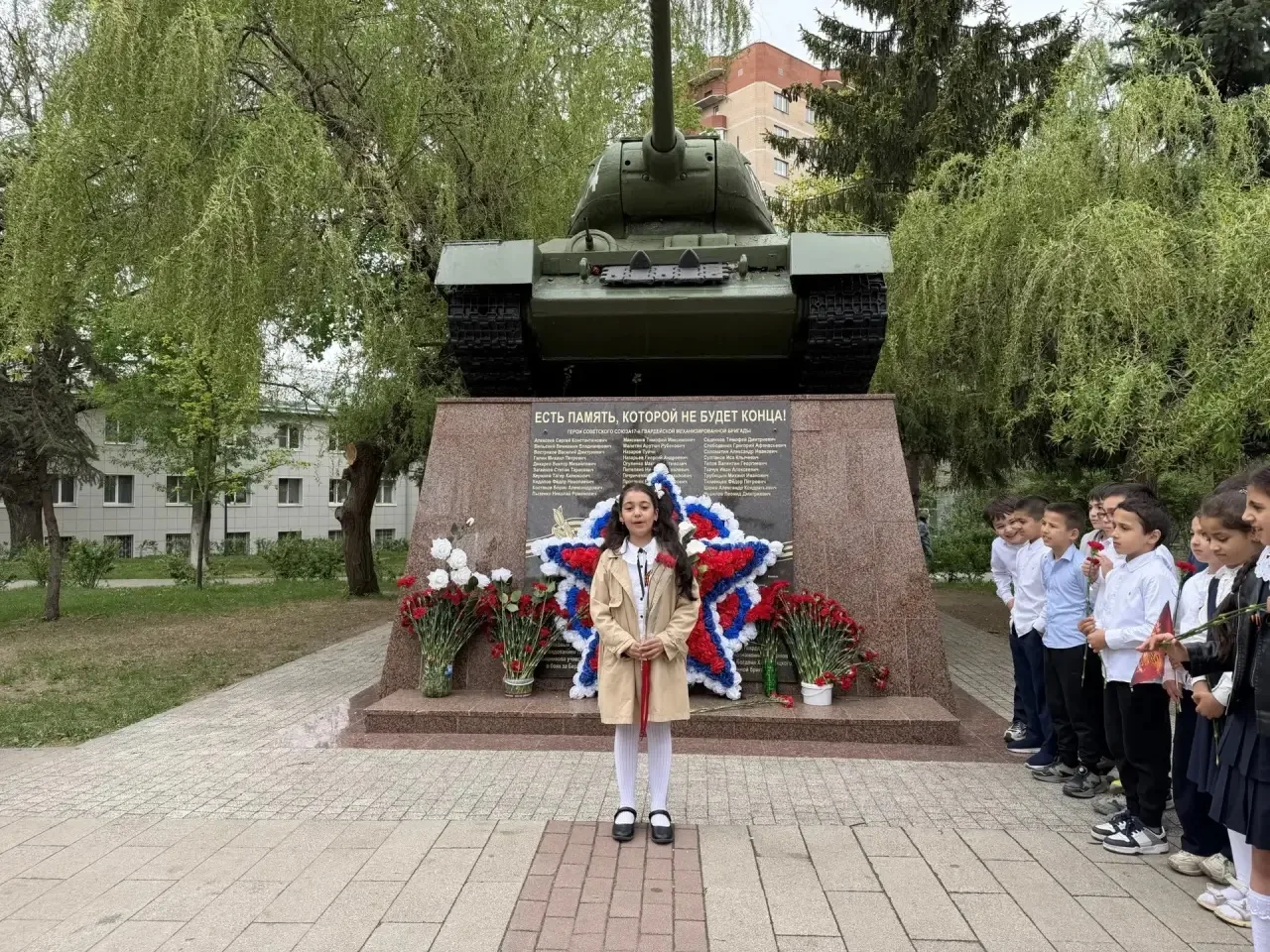 Сегодня наши ученики 2 «Д» и 2 «Е» классов с гордостью и уважением возложили цветы к памятнику героя