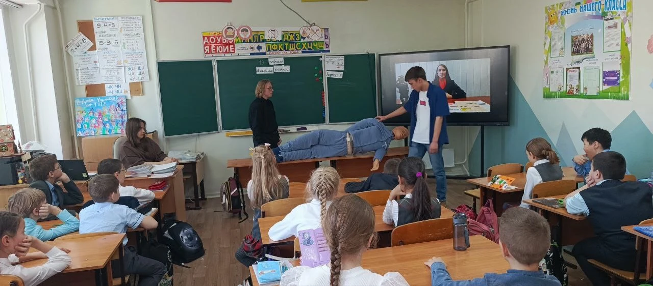 В рамках программы по ПДД «Дорога Безопасности» студентами медицинского колледжа с учениками начальн