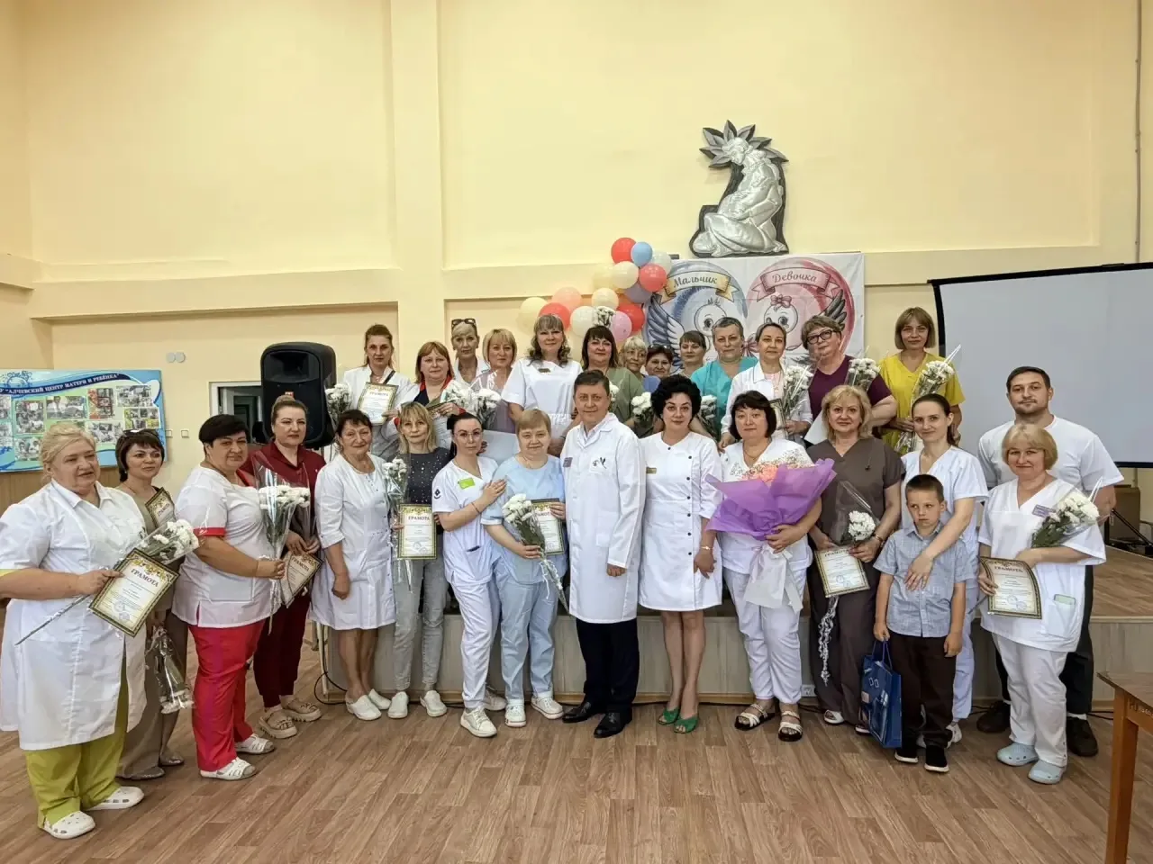 🎉 В Алчевском Центре Матери и Ребёнка состоялось торжественное мероприятие, посвящённое Дню Медицин