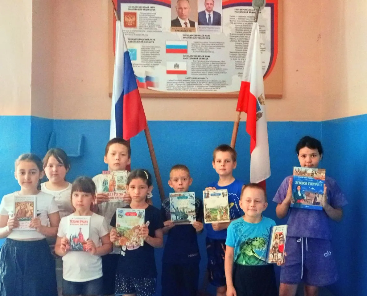 Ко Дню России в Пионерской библиотеке открылась тематическая книжная выставка «От края до края: куль