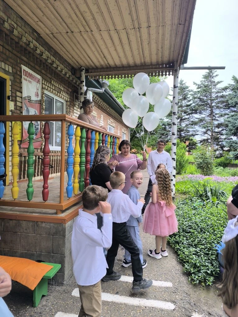 Прекрасным завершением выпускного праздника в нашем детском саду стало запуск шаров в н...