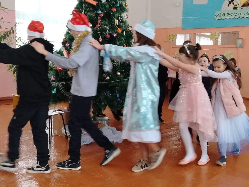 Новогоднее представление  в нашей школе!
 29 декабря прошёл долгожданный Новогодний праздник для уча
