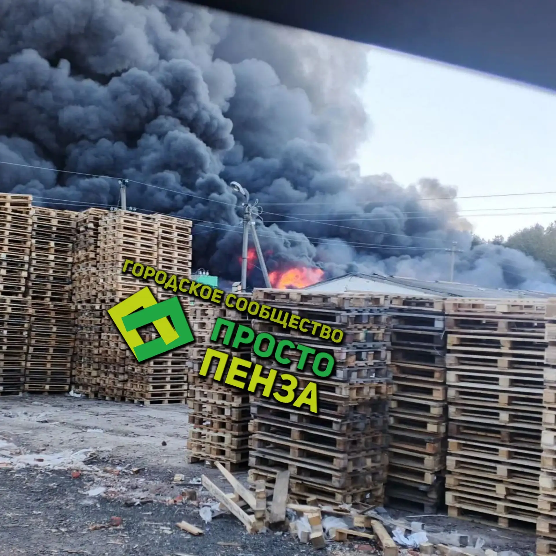Кадры из Богословки рядом с очагом пожара.