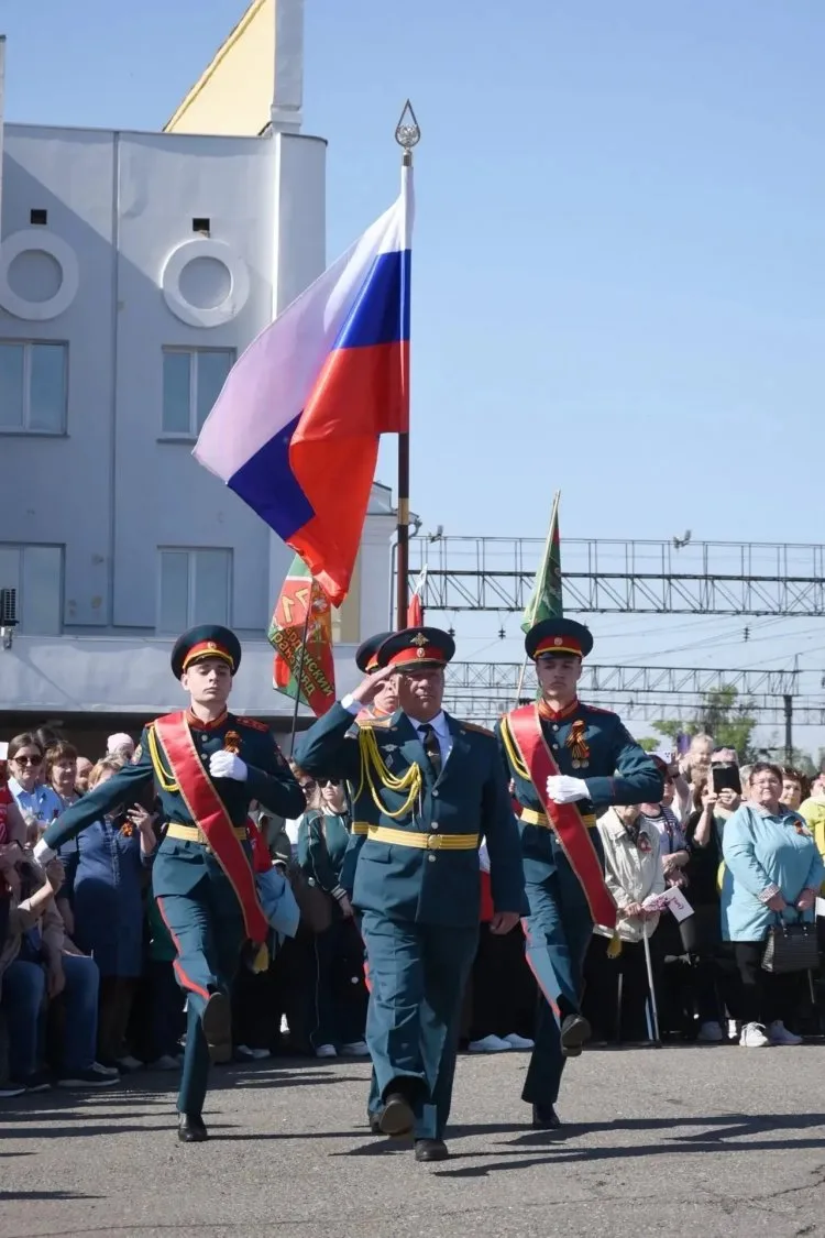 К перрону в Оренбурге прибыл Поезд Победы.  Праздничный концерт, выставка и почетные гости.  8 мая