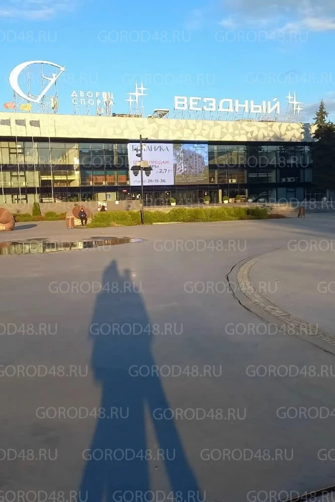 «Звёздный» на время стал «Вездным»  С вывески дворца спорта днём 26 апреля сорвало букву «З». По сло