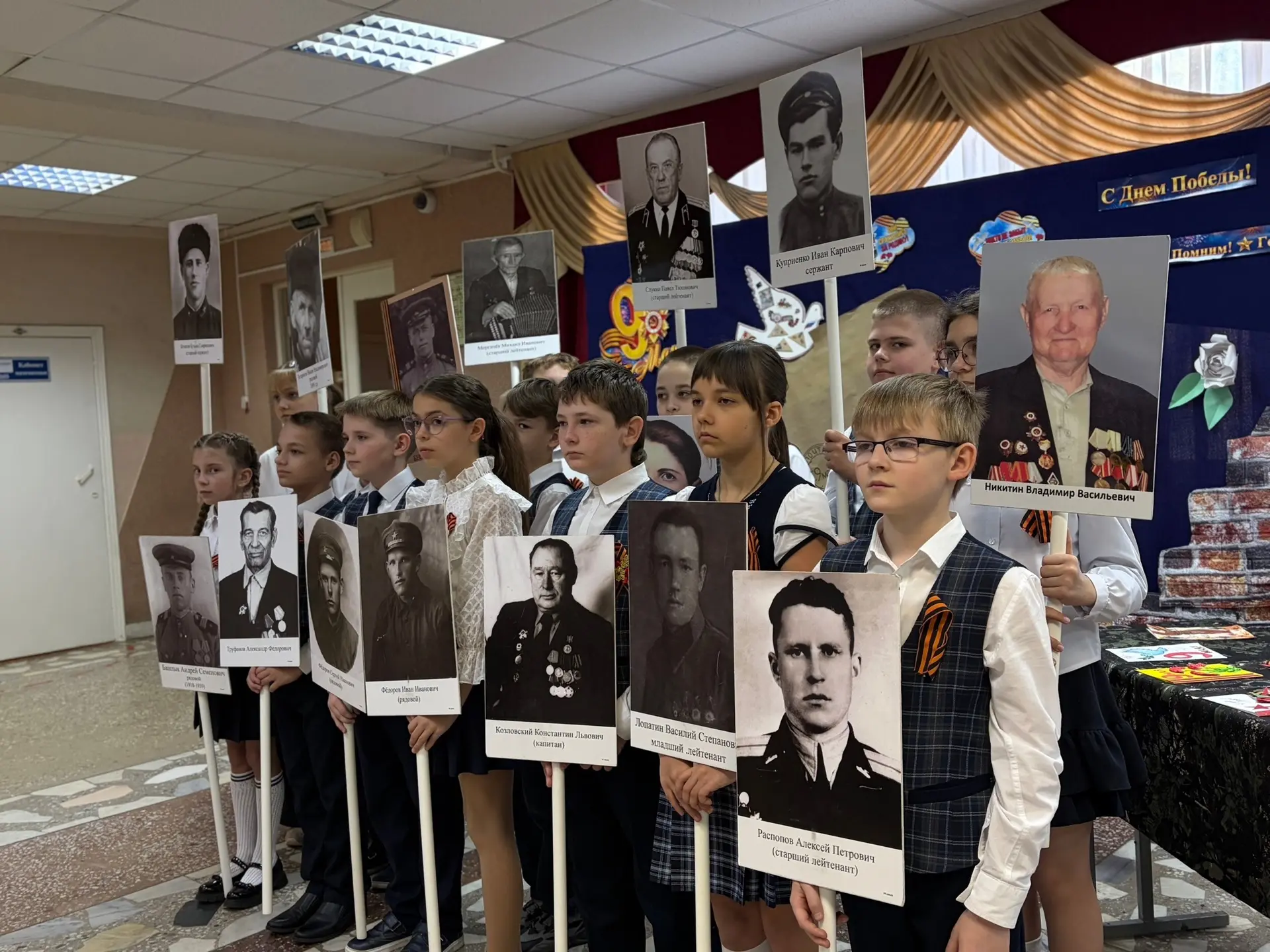 🇷🇺 В строю памяти: наша школа в «Бессмертном полку»  8 мая ученики нашей школы приняли участие в тор
